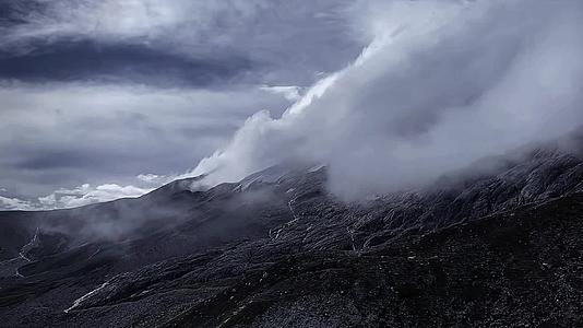 山川上的厚重云层视频的预览图