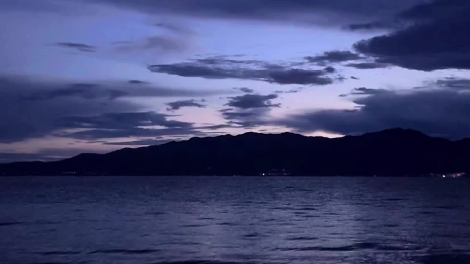 夜晚平静的海面视频的预览图