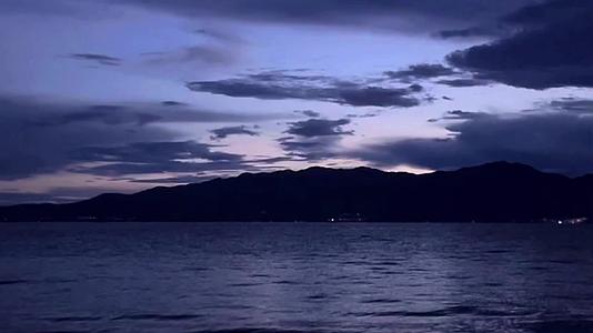 夜晚平静的海面视频的预览图