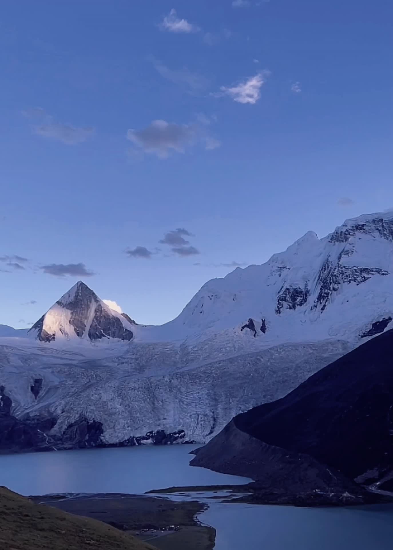 冰川附近的海面湖泊视频的预览图