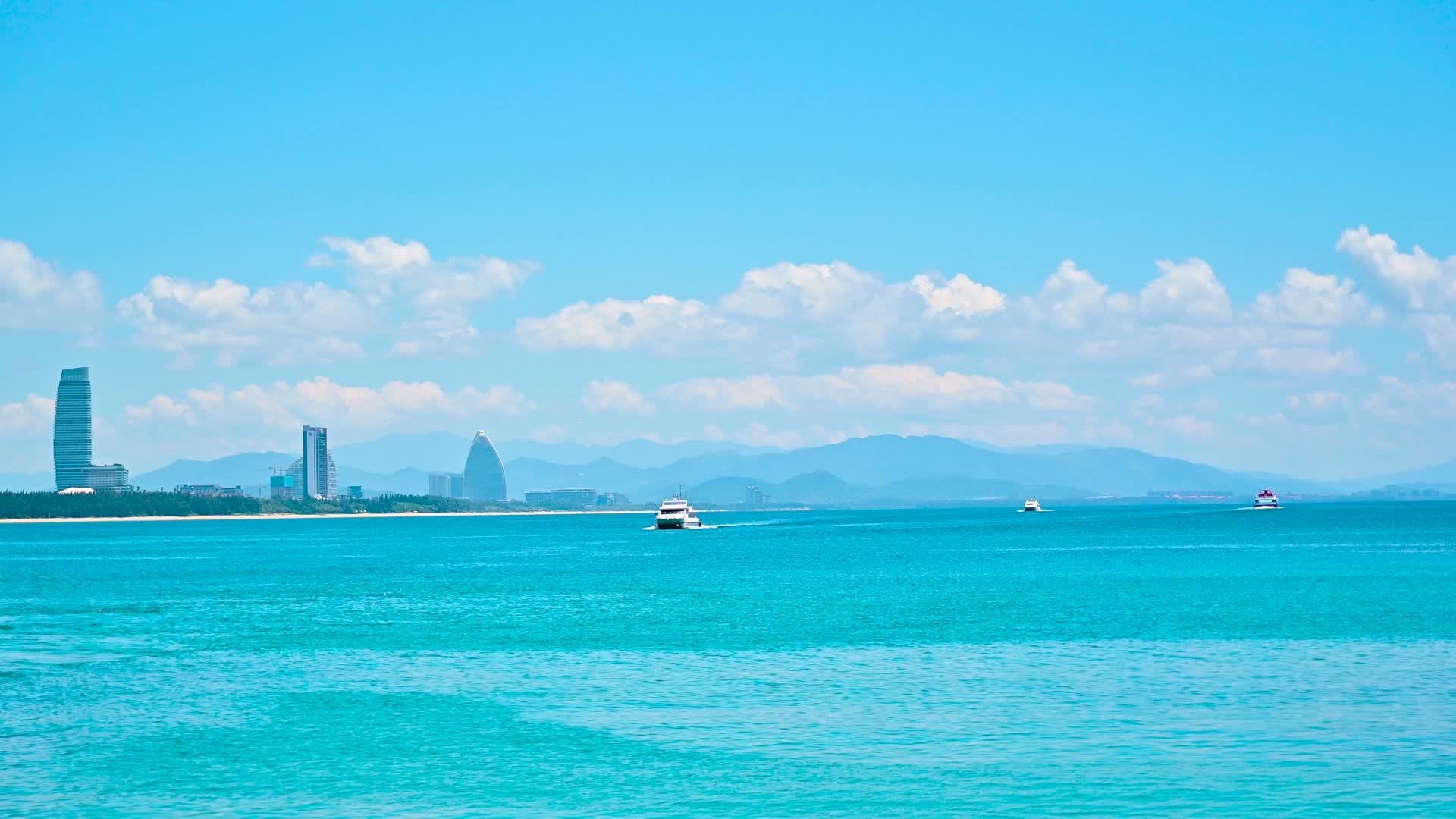 三亚海棠湾蜈支洲岛海面上行驶的游艇视频的预览图