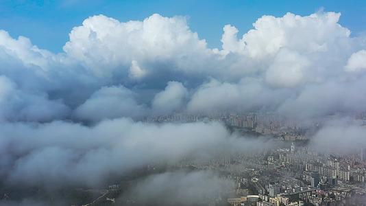 广东珠海城市上方云层穿云航拍风景视频的预览图