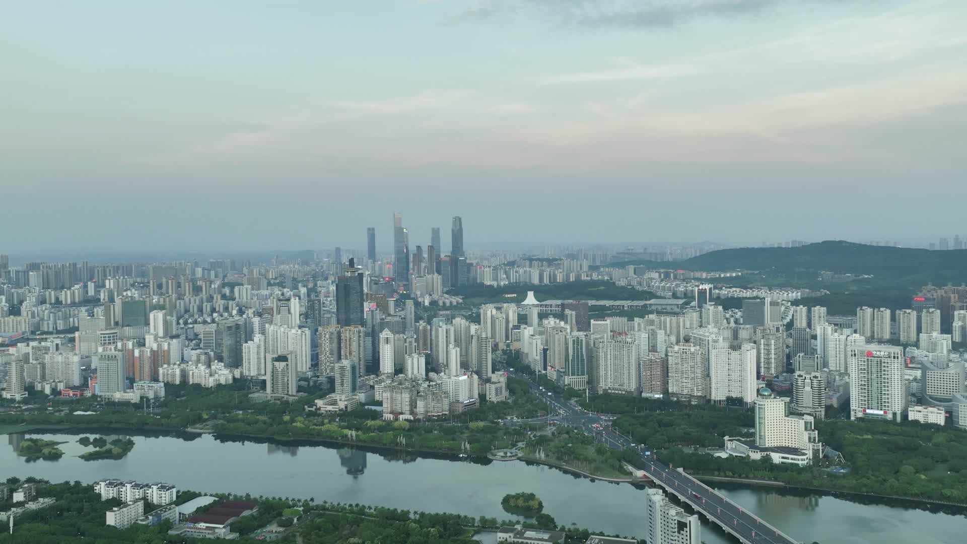 4k航拍南宁城市晚霞视频的预览图