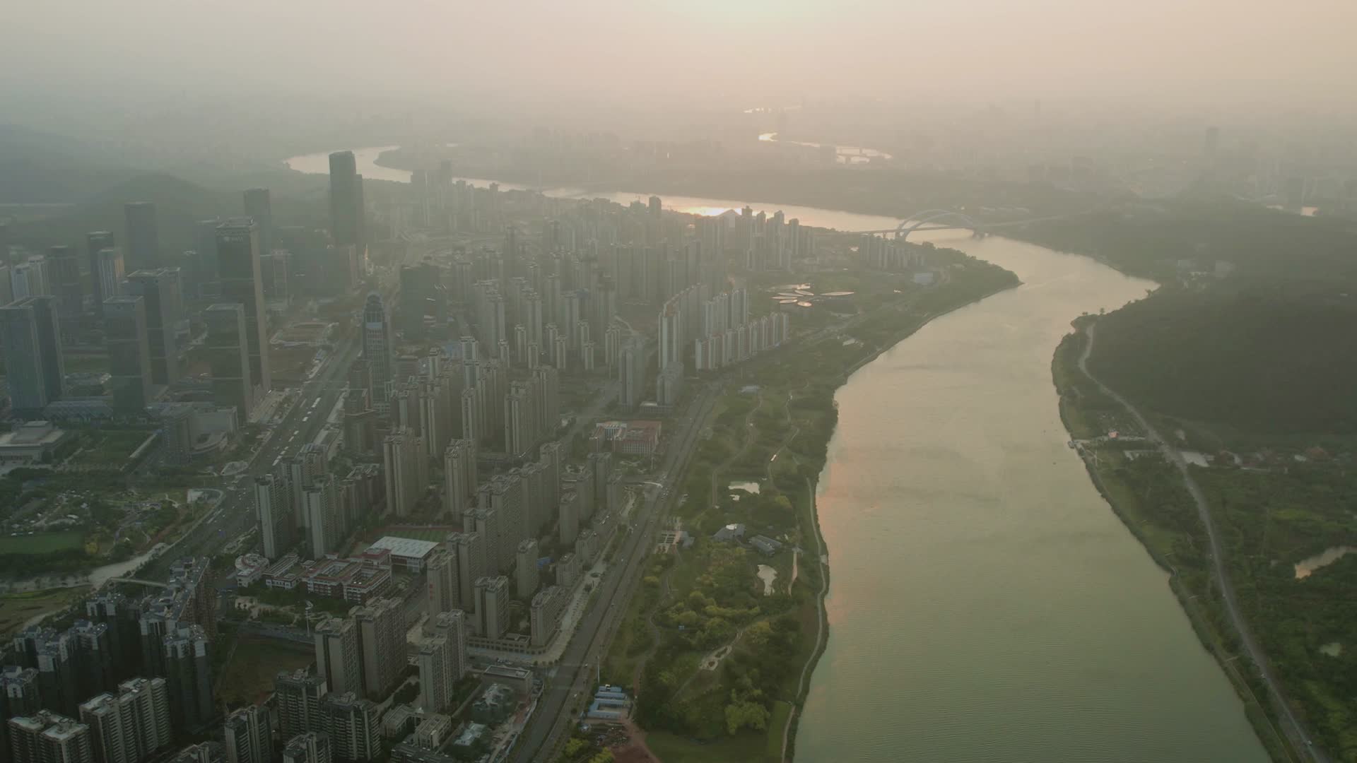 高清航拍南宁城市清晨时分视频的预览图