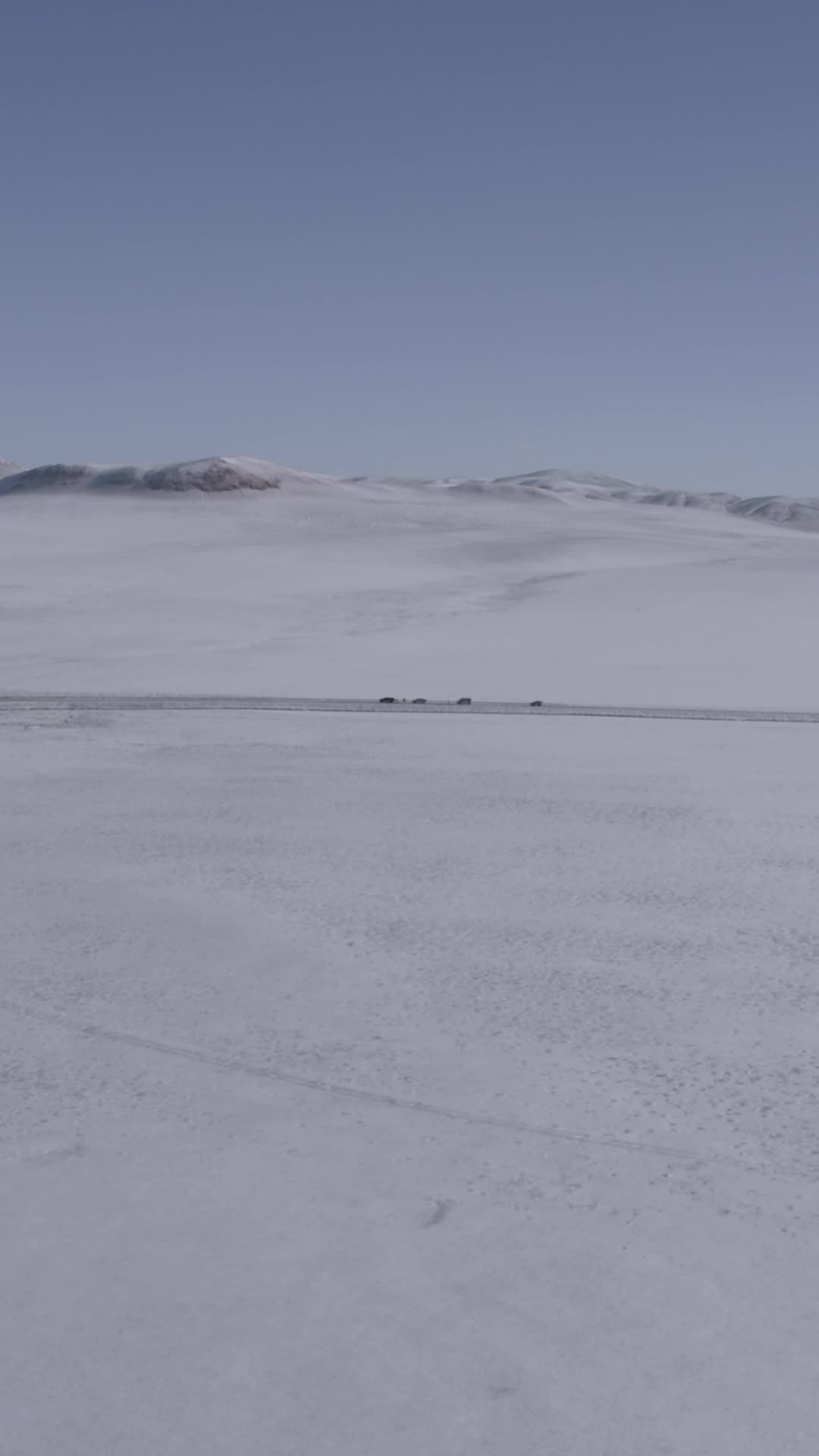 高清竖屏航拍西藏雪山风景视频的预览图