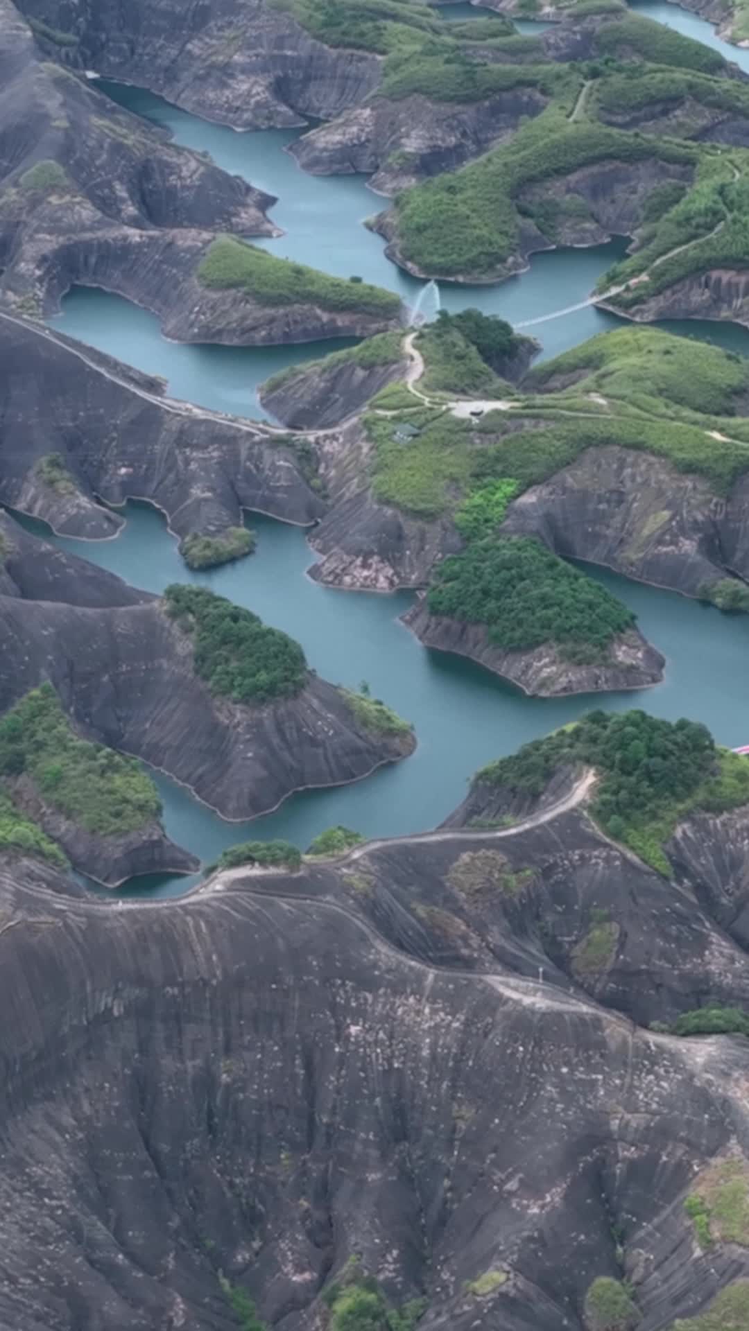 高清竖屏航拍湖南郴州刀背山山水视频的预览图