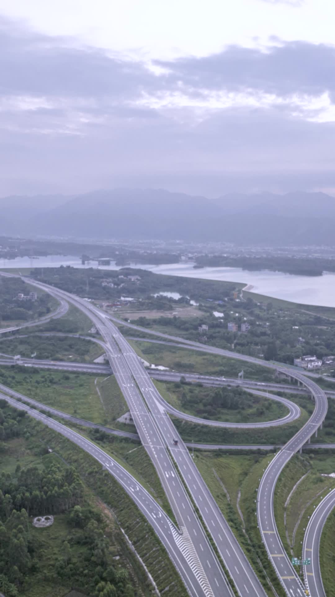 高清竖屏延时航拍平南高速公路视频的预览图