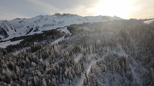 穿越机冬季山脉森林河流唯美雪景影视级视频的预览图