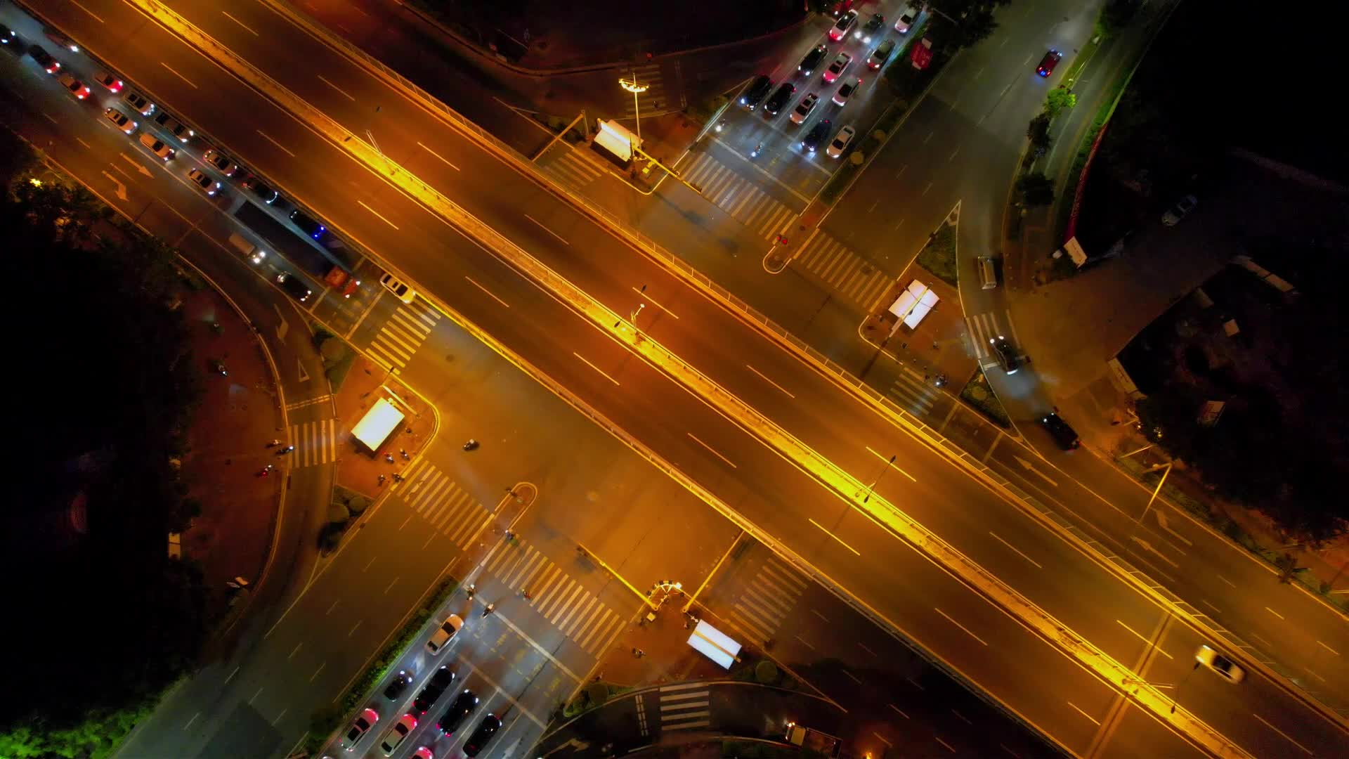 航拍城市路口交通景观视频的预览图