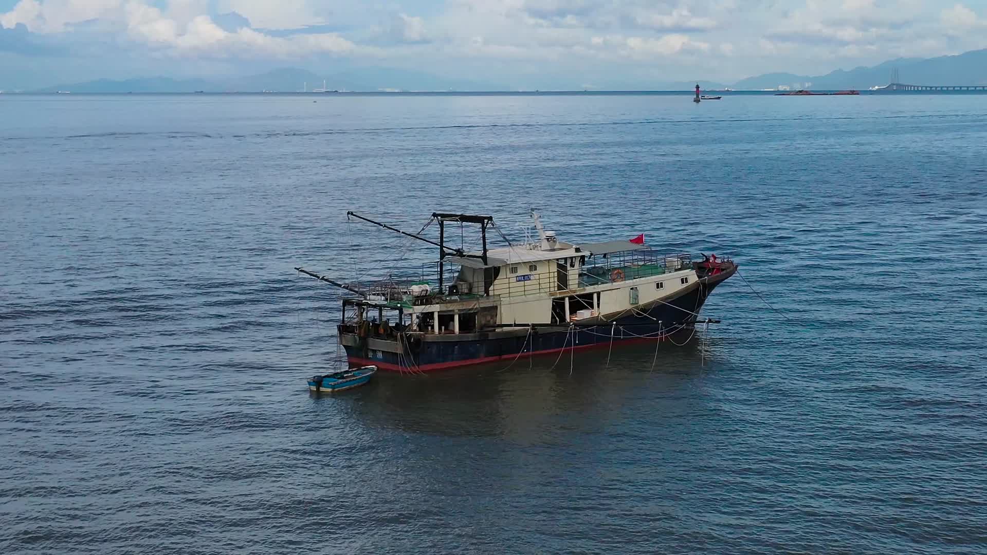 珠海野狸岛日月贝和鱼船的空镜视频的预览图