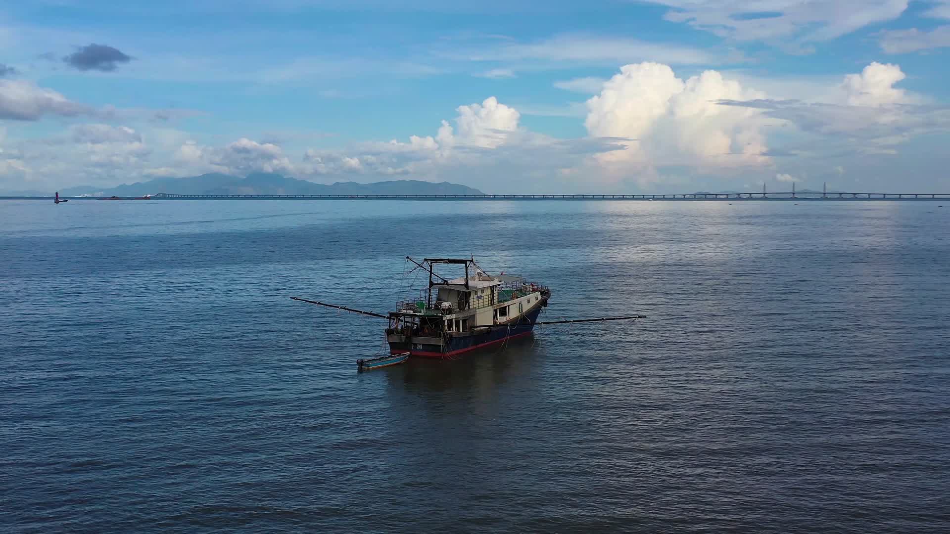 空镜珠海野狸岛日月贝和鱼船视频的预览图