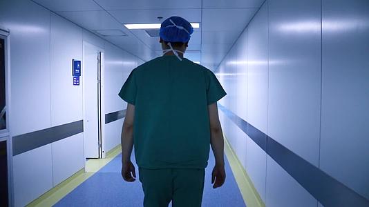 医疗实拍医生穿过走廊走进手术室视频的预览图