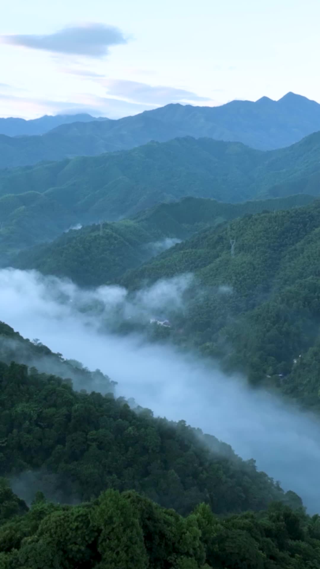 高清竖屏航拍湖南郴州小东江清晨时分视频的预览图