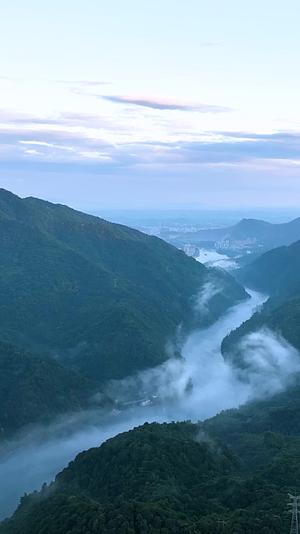 高清竖屏航拍湖南郴州小东江清晨云海视频的预览图