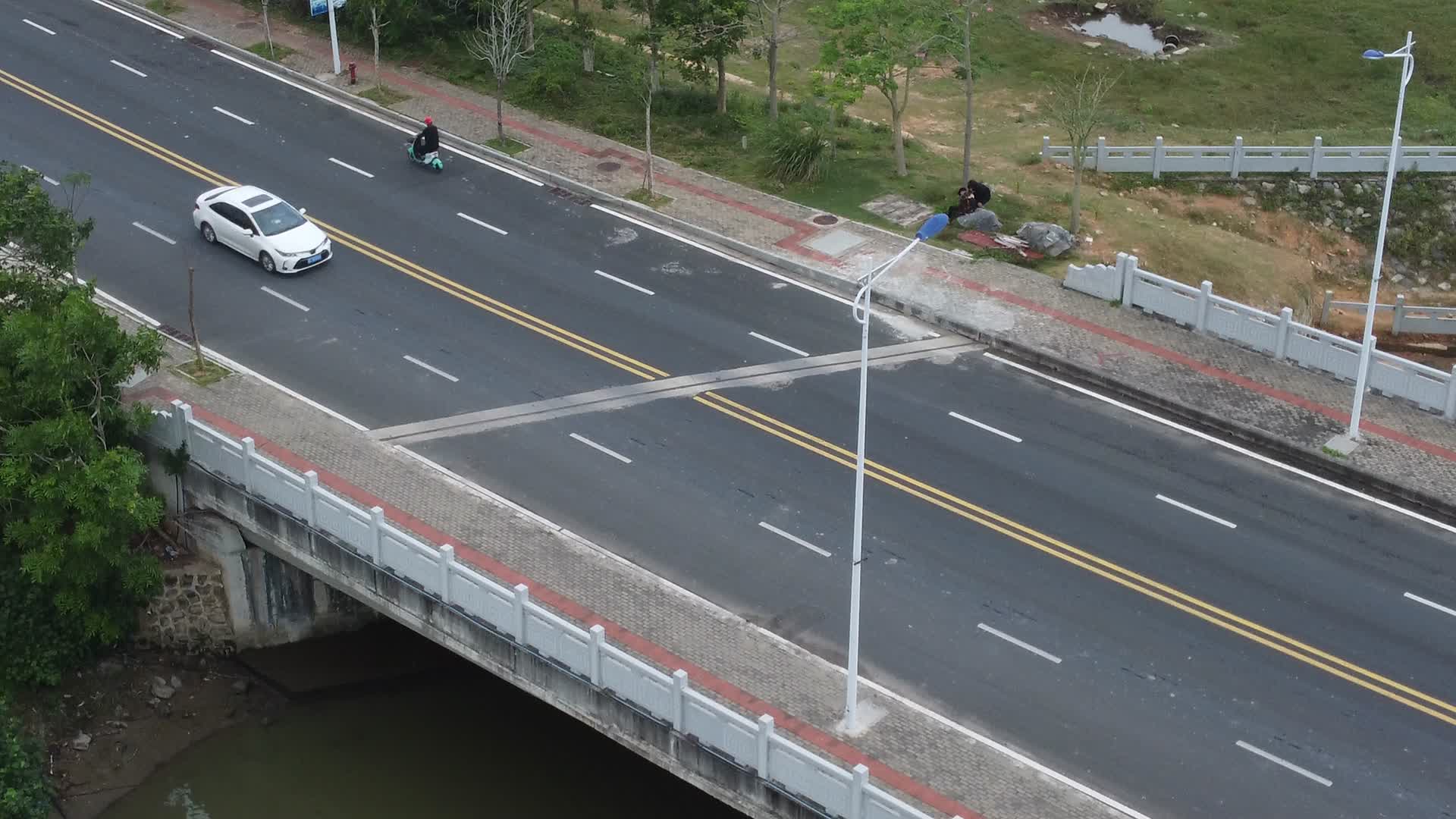 航拍海南城市交通视频的预览图