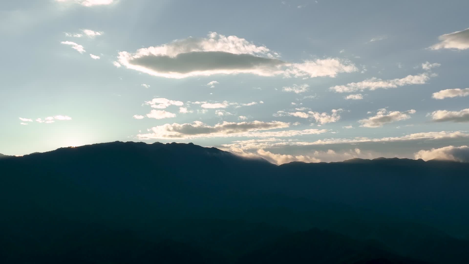高清航拍东江湖日出山景视频的预览图