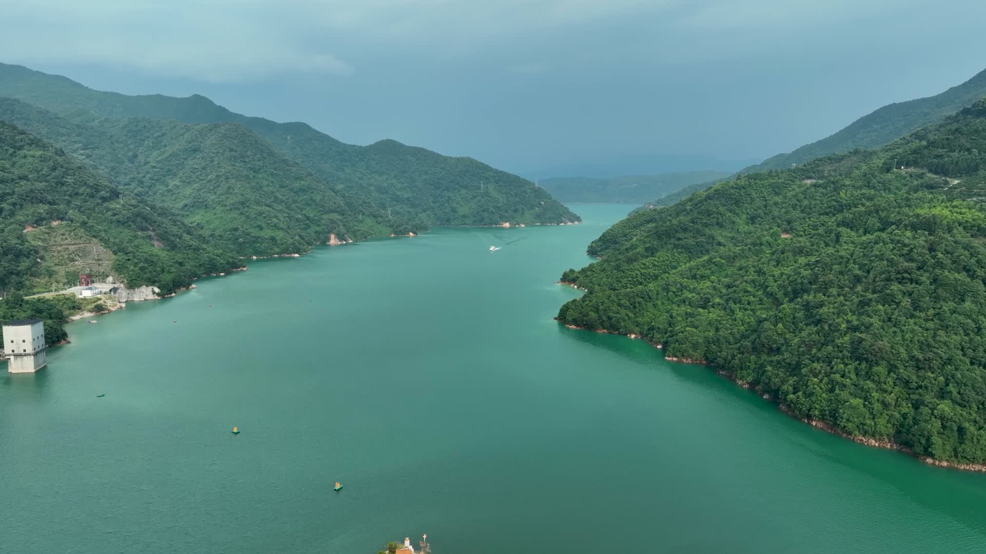超高清4K航拍湖南东江湖风光视频的预览图