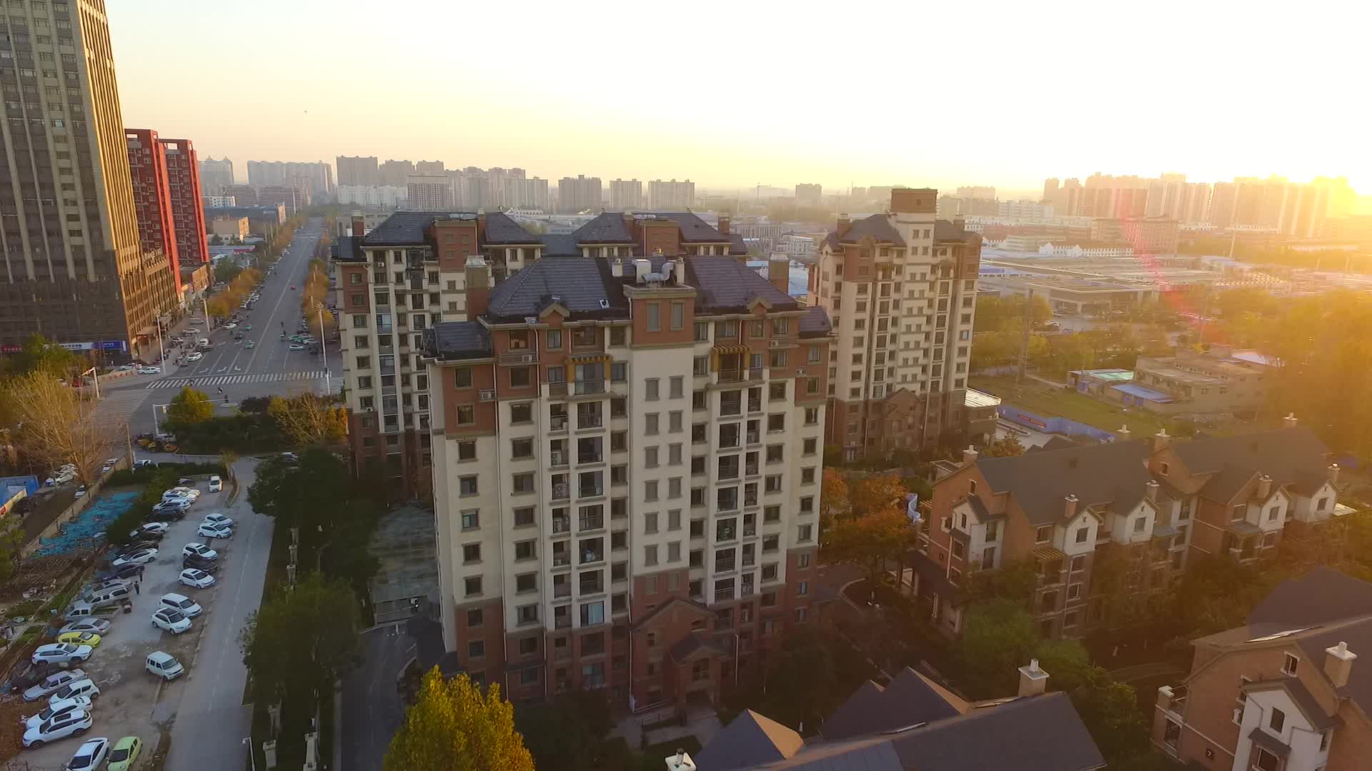 航拍河南城市夕阳下的建筑视频的预览图