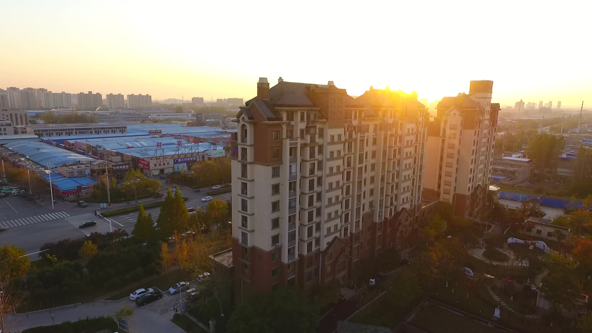 航拍河南城市夕阳下的建筑视频的预览图