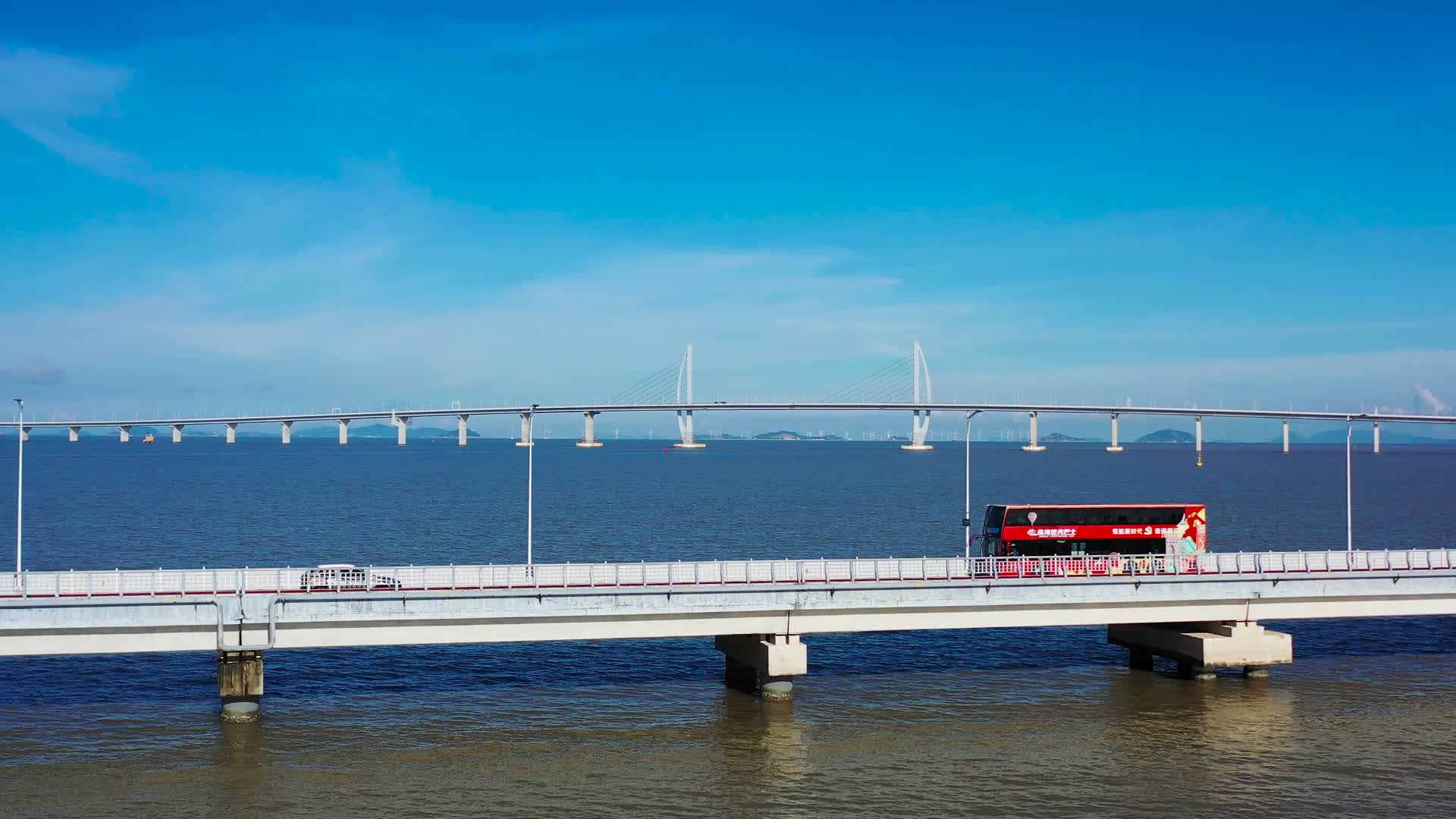 赞美港珠澳大桥红色旅游大巴车视频的预览图