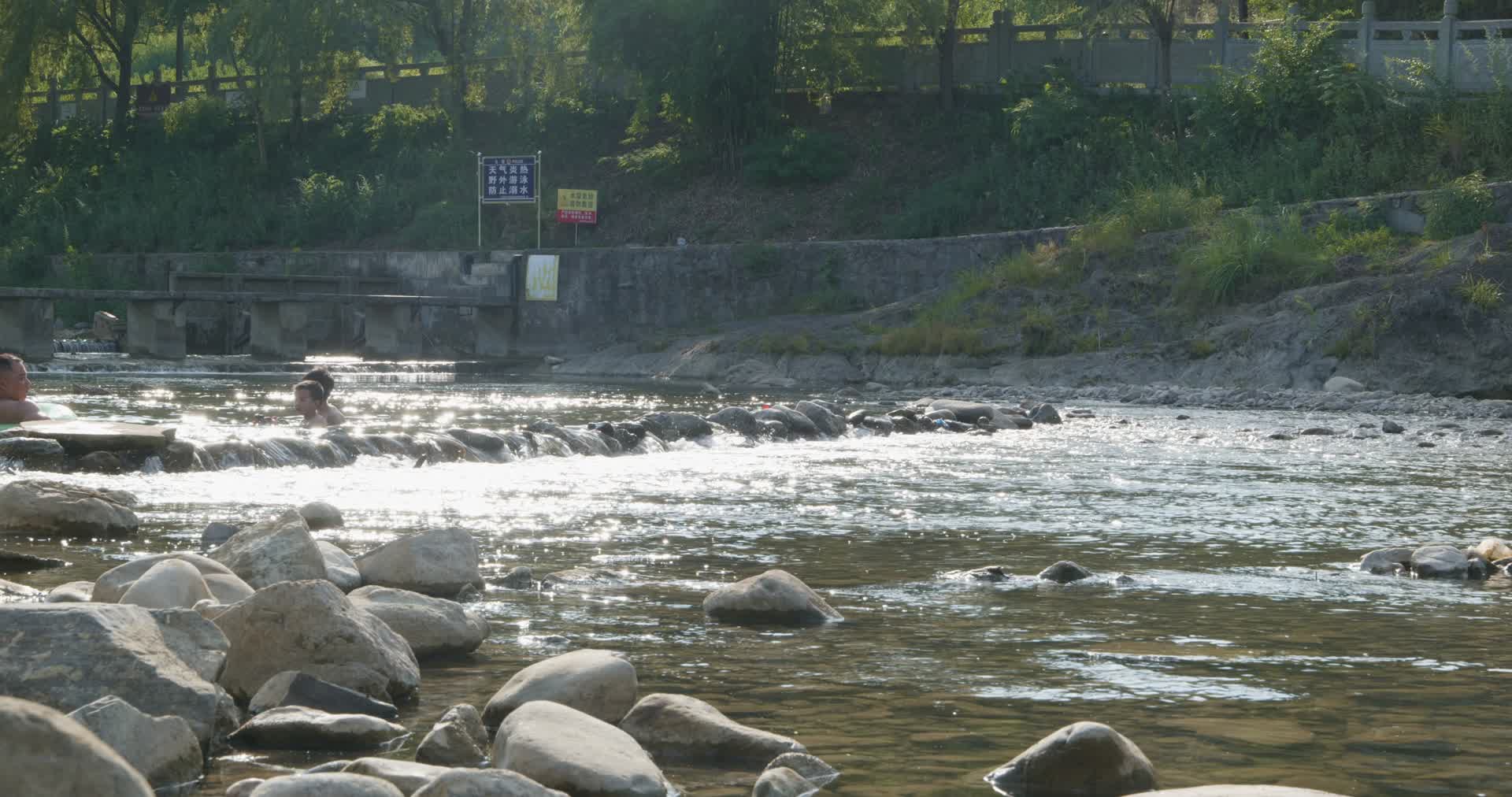4k贵州野溪游泳戏水河边玩水河流打水仗视频的预览图