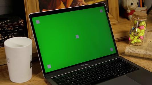 4K绿屏可替换电脑屏幕绿幕抠像居家场景视频的预览图