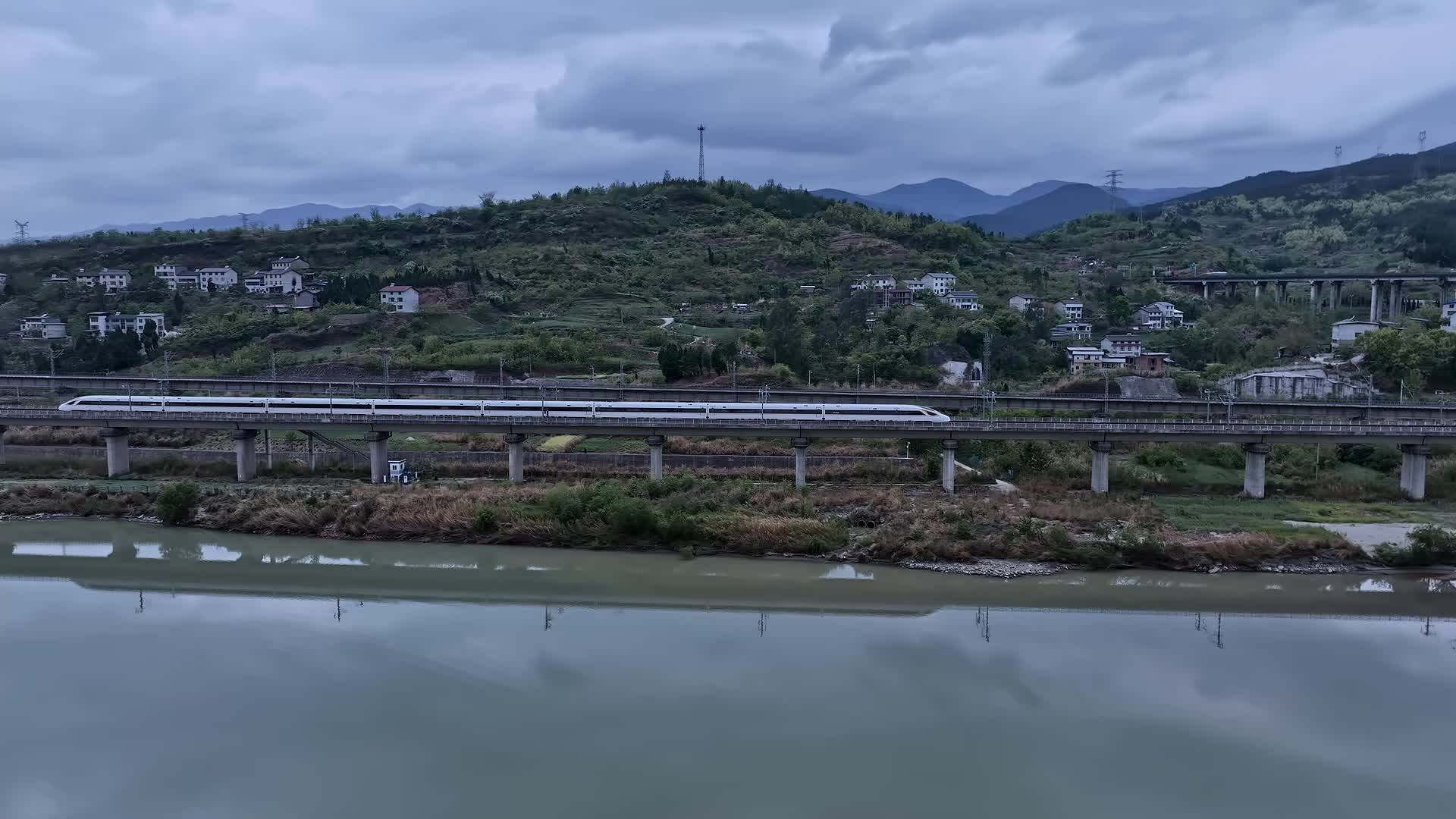 高清航拍广元市嘉陵江动车高铁行驶在路上视频的预览图