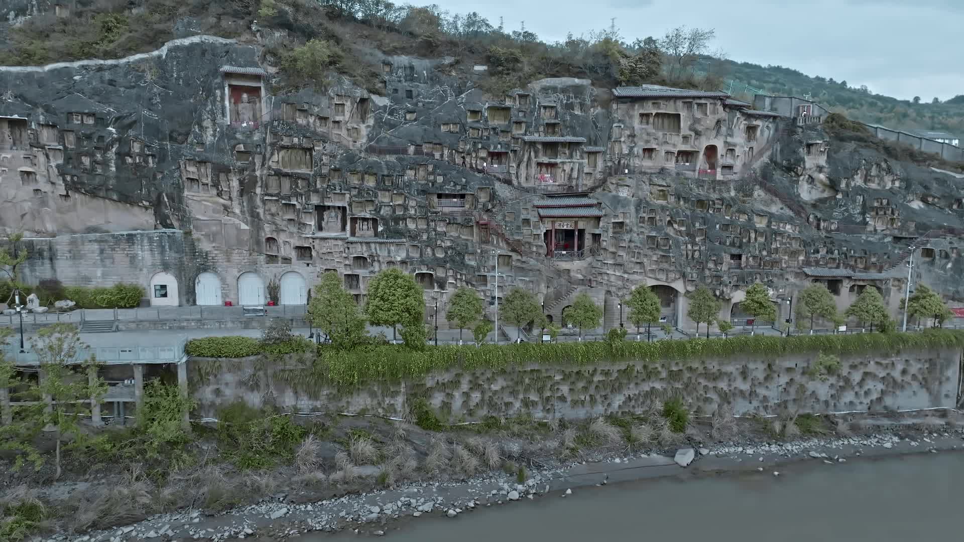 高清航拍广元市千佛崖佛像嘉陵江视频的预览图