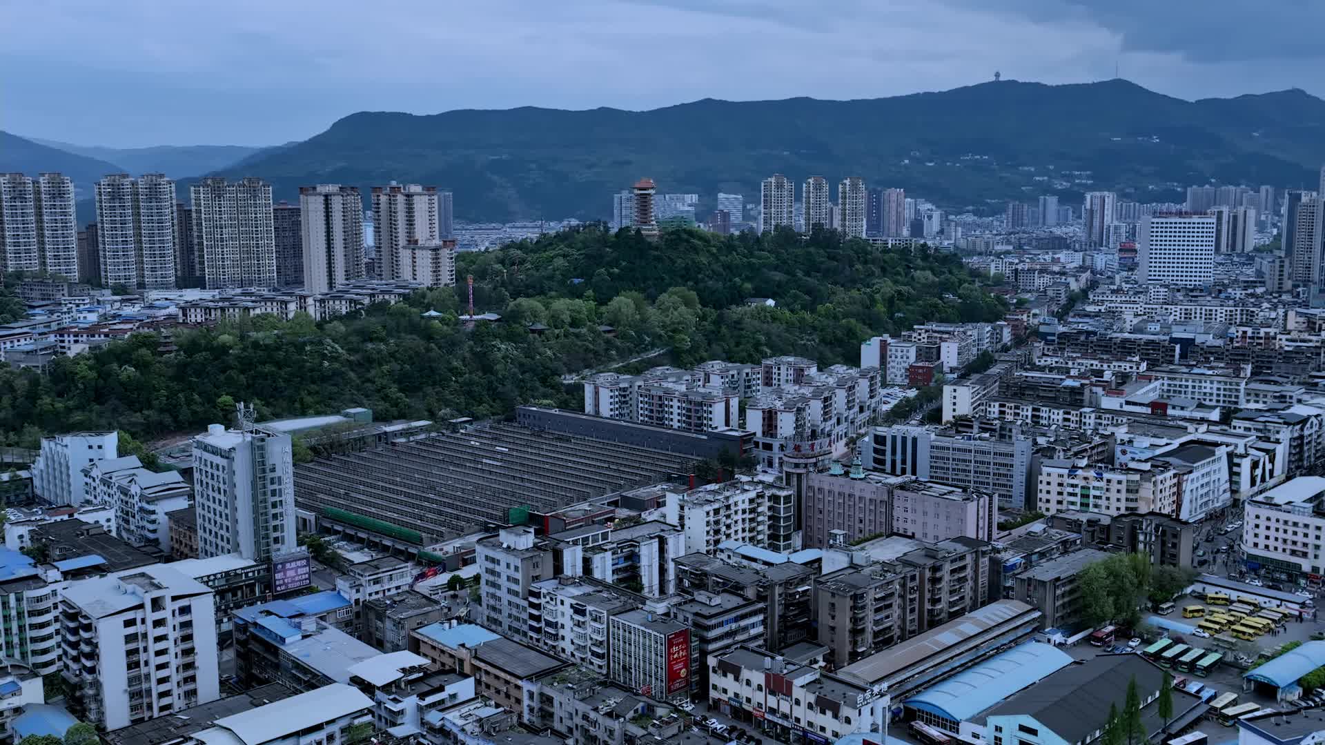 高清航拍广元城市建筑凤凰楼视频的预览图