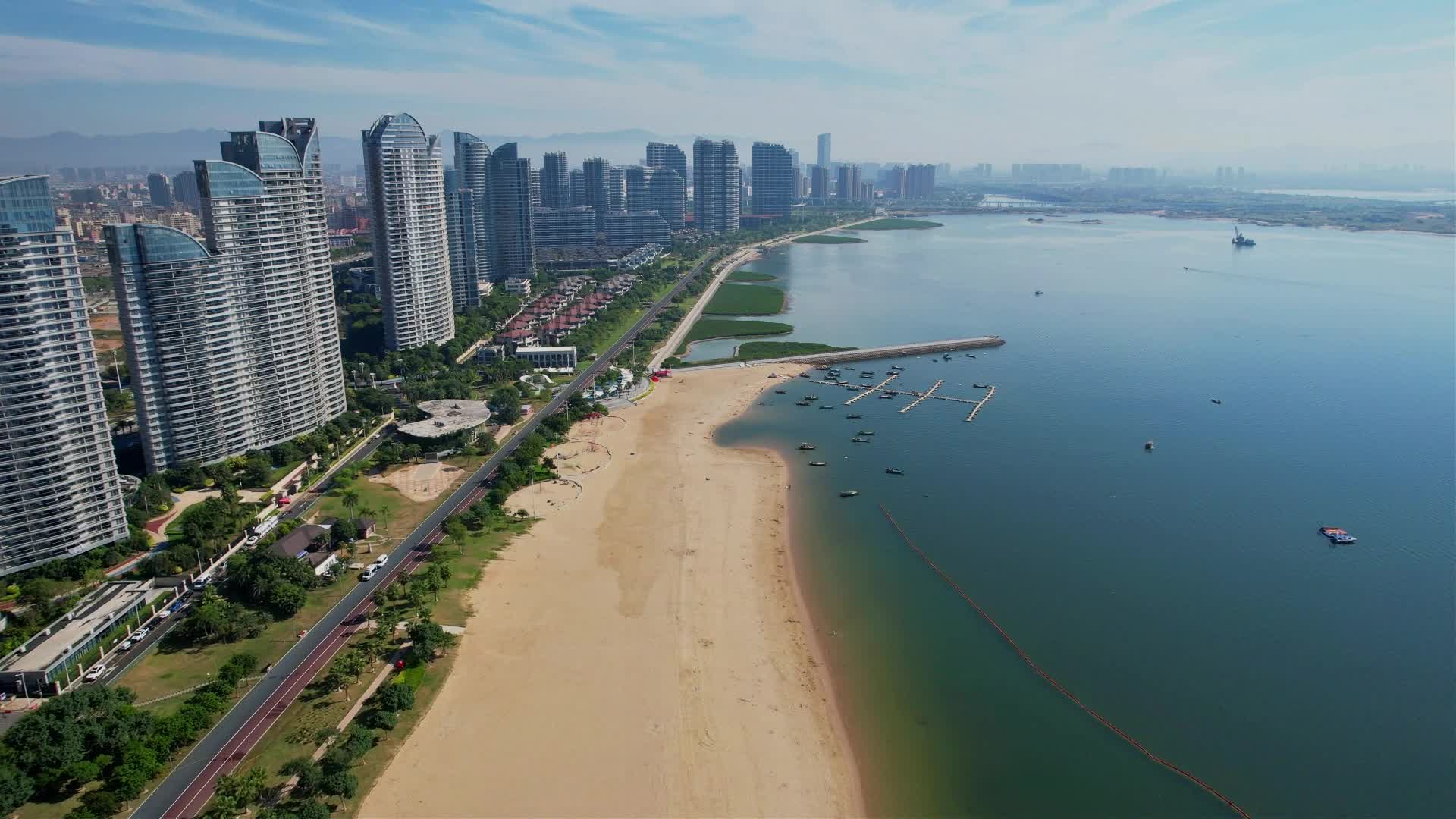 航拍厦门环东海域景观视频的预览图