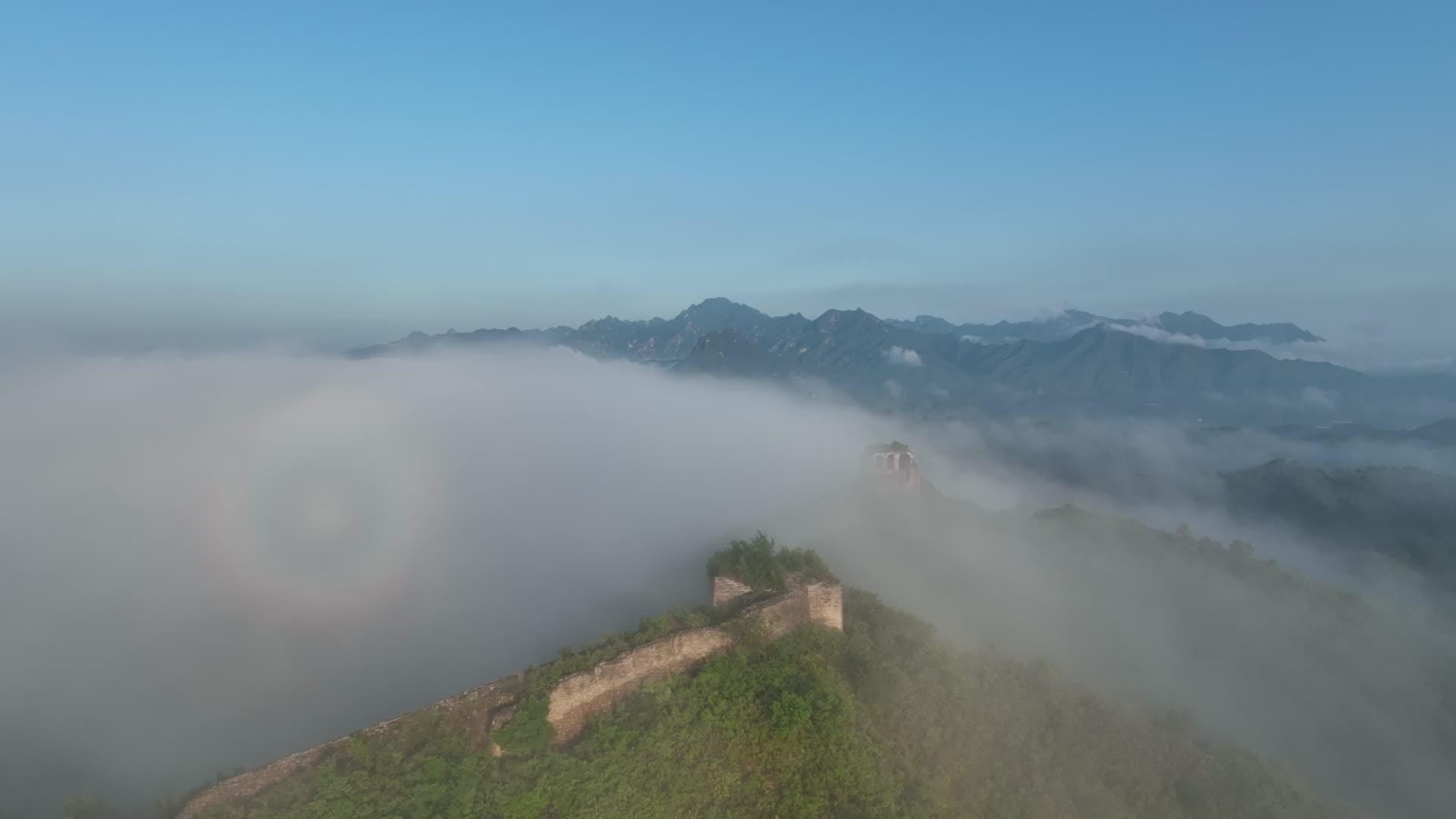 中国万里长城云海奔涌震撼的长城风光视频的预览图