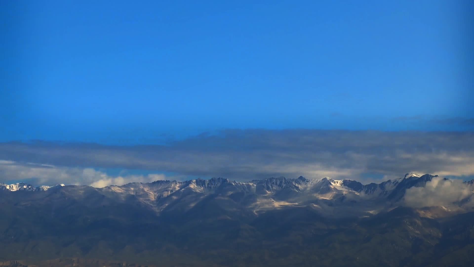 延时夕阳下的雪山视频的预览图