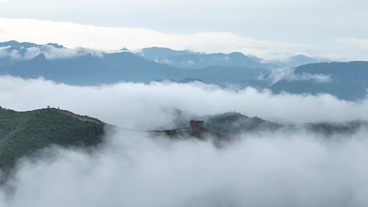 云雾缭绕的中国长城北京长城长城风光视频的预览图