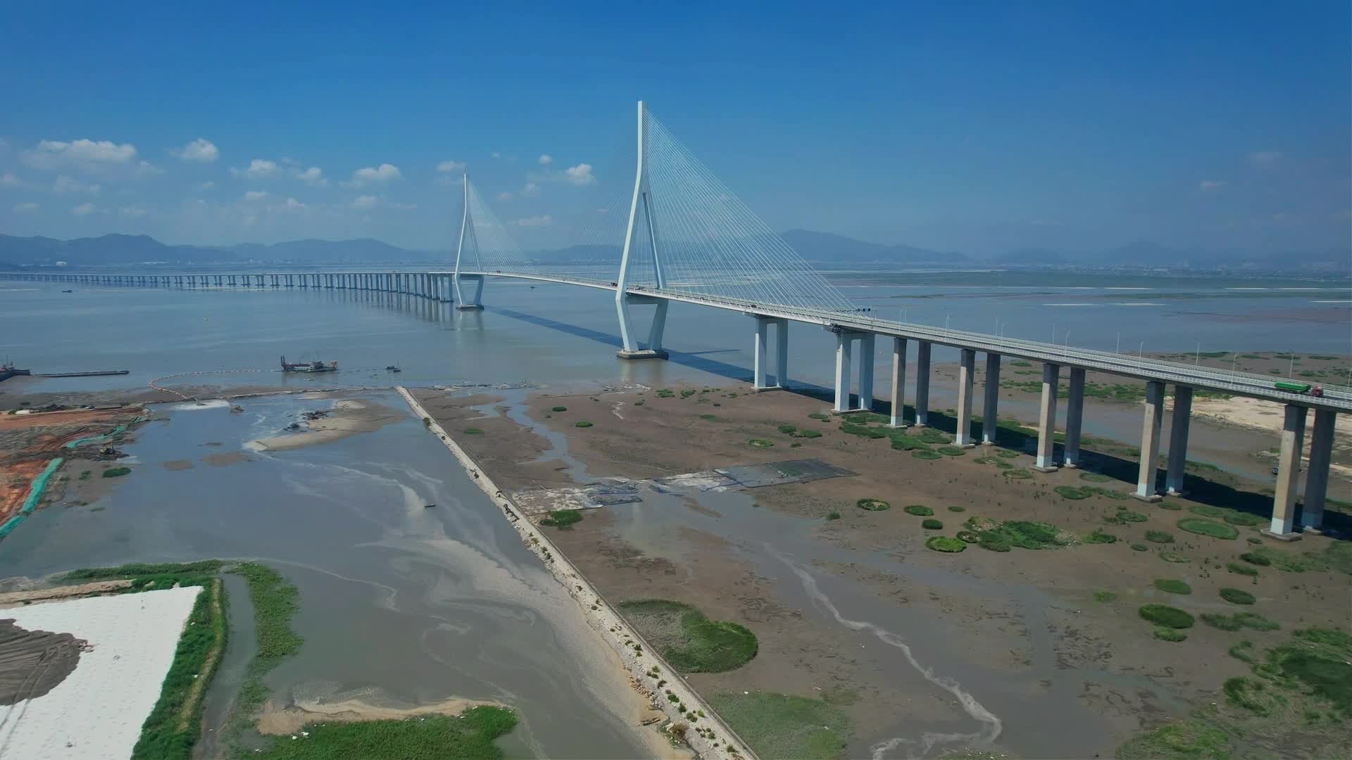 航拍厦漳大桥建筑风光合集视频的预览图