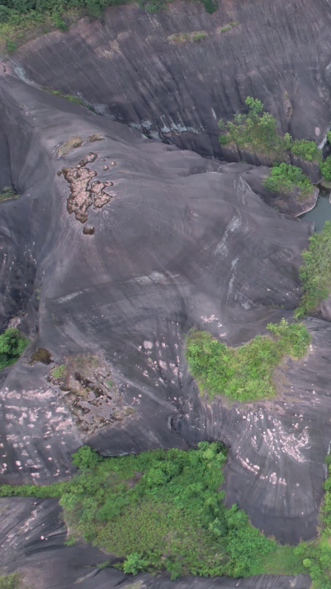 高清竖屏航拍湖南郴州刀背山险峻山峰视频的预览图
