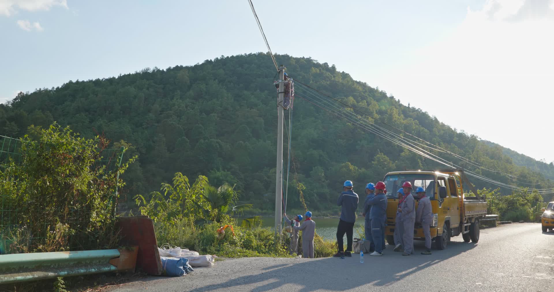 4k山区电力维修电力抢修修电路应急工人西南电力视频的预览图