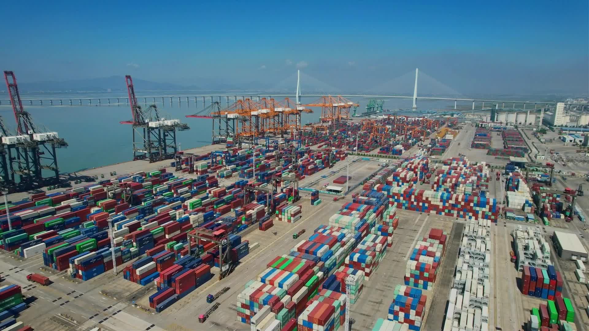 航拍厦门港码头风光合集视频的预览图