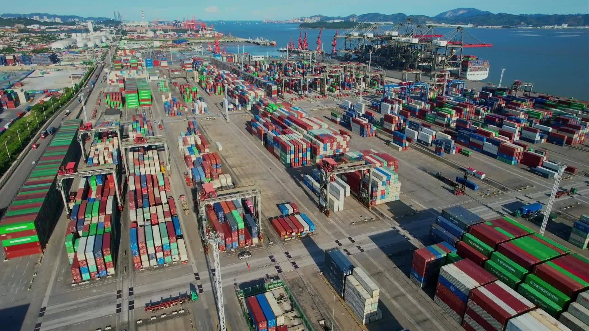 航拍厦门港码头风光合集视频的预览图