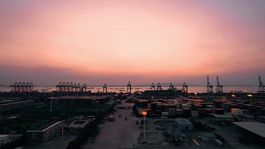 4K航拍货运港口码头红色朝霞映照天空视频视频的预览图