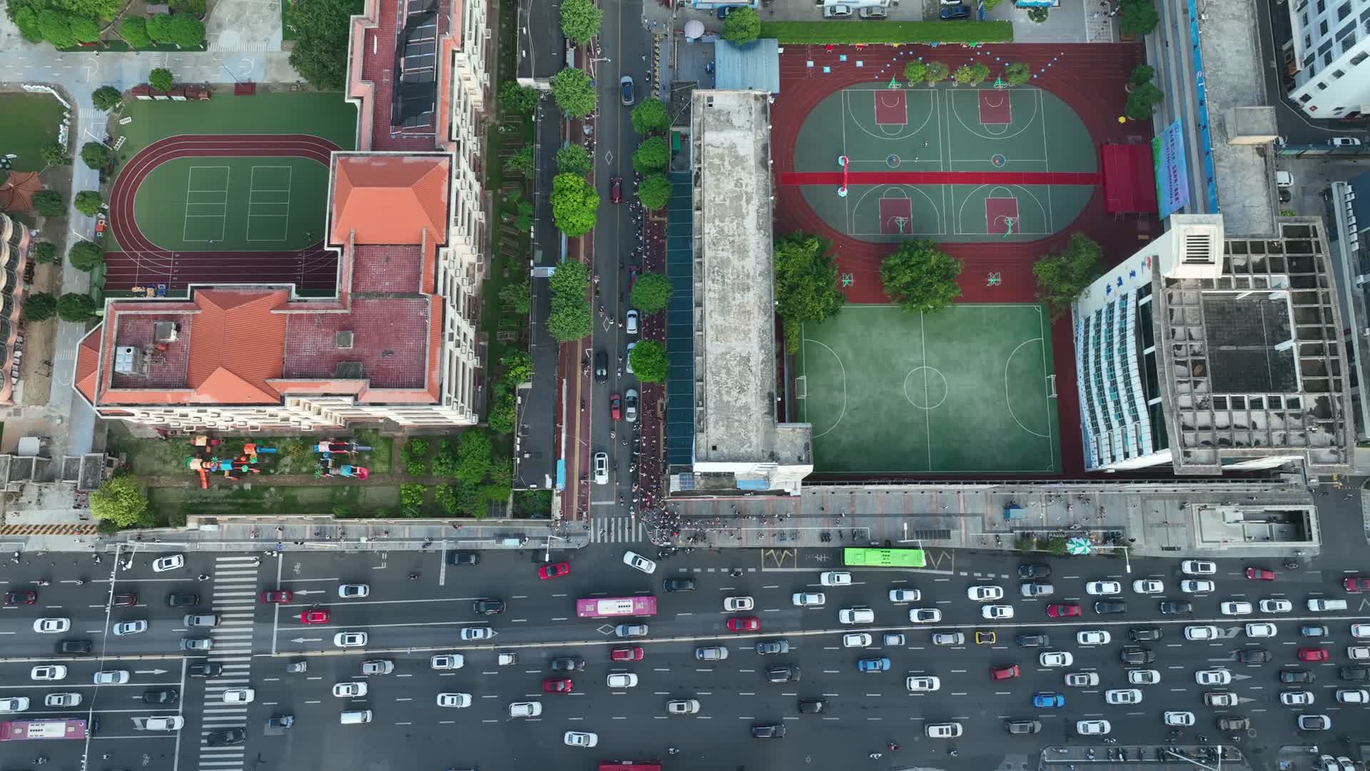 4K航拍广西南宁2022夏日开学季视频的预览图