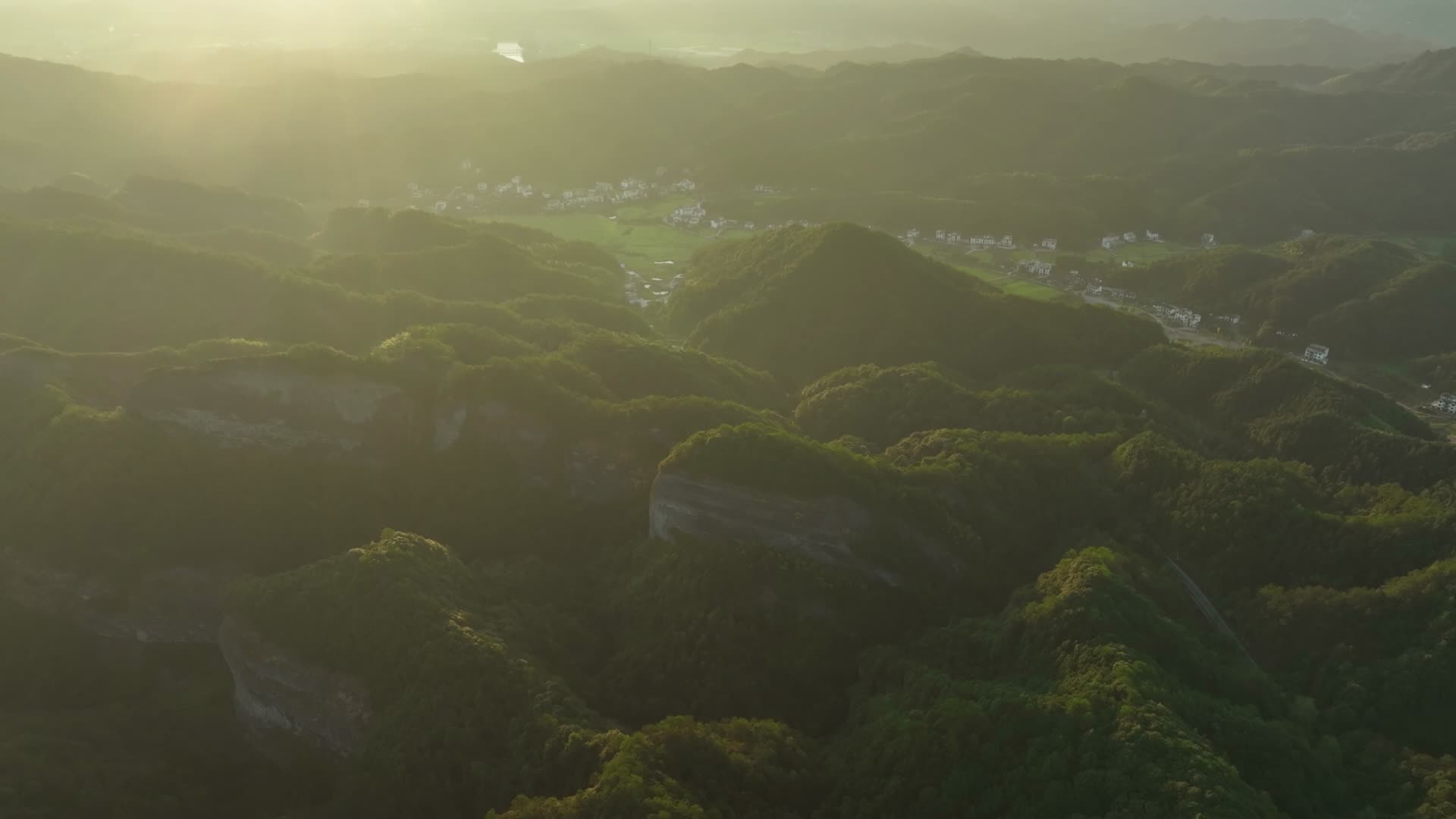 4K航拍湖南崀山日落风光视频的预览图