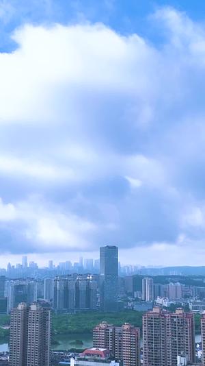 高清竖屏航拍南宁城市蓝天白云视频的预览图