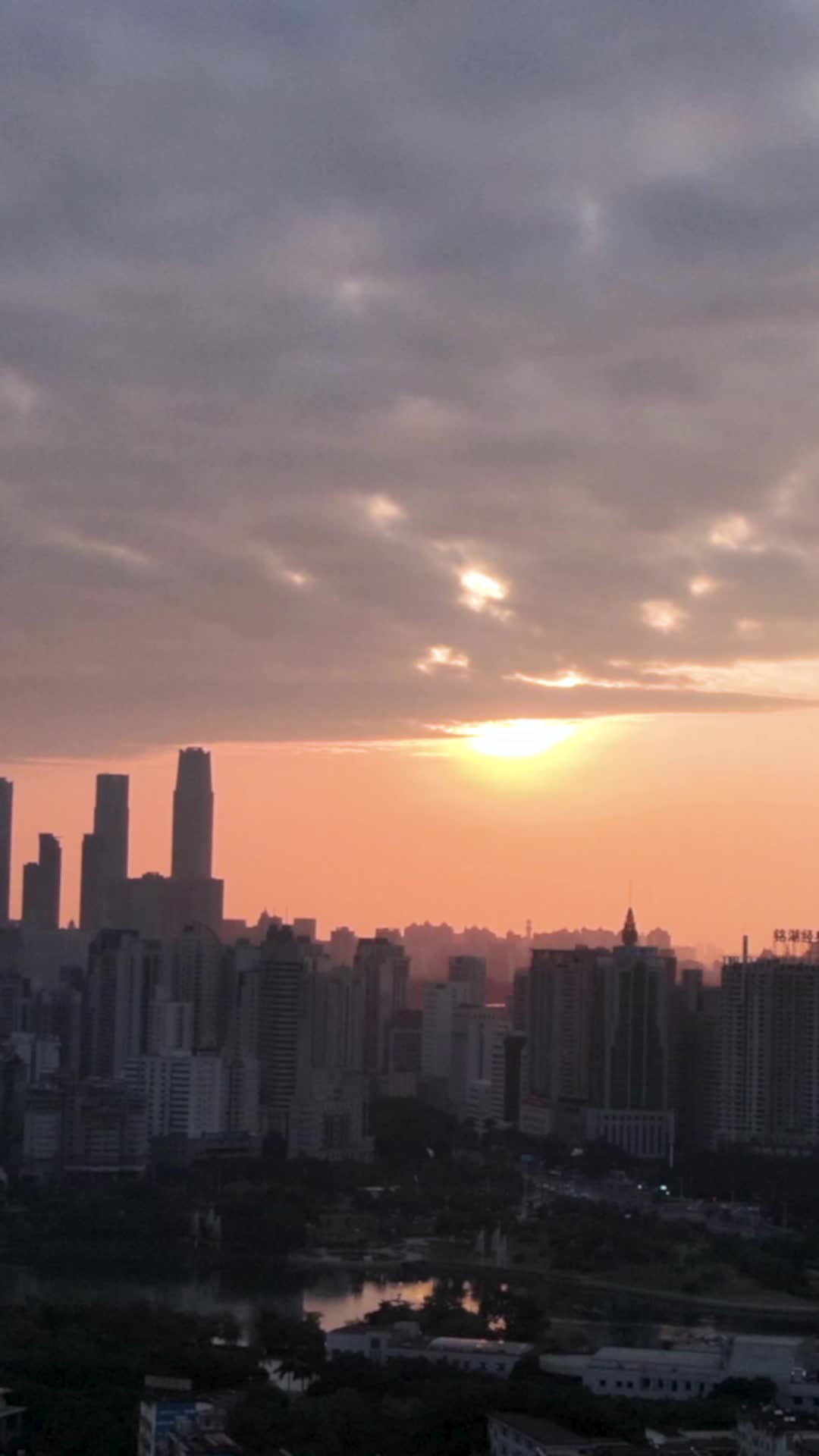 高清竖屏航拍南宁城市夕阳视频的预览图