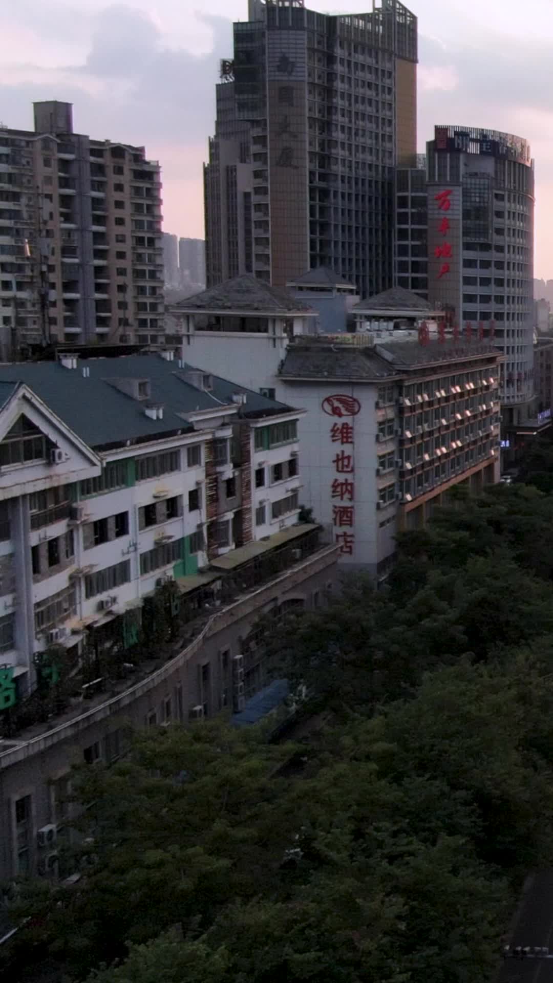高清竖屏航拍南宁城市黄昏时分视频的预览图