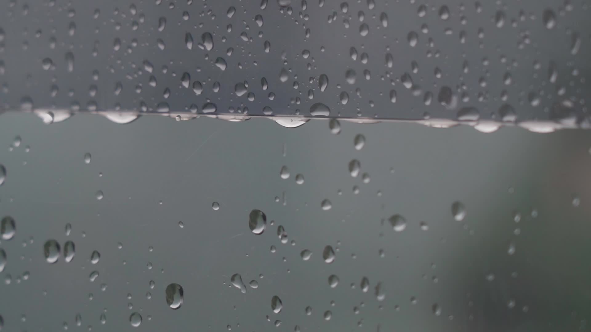 下雨天索道缆车视频的预览图