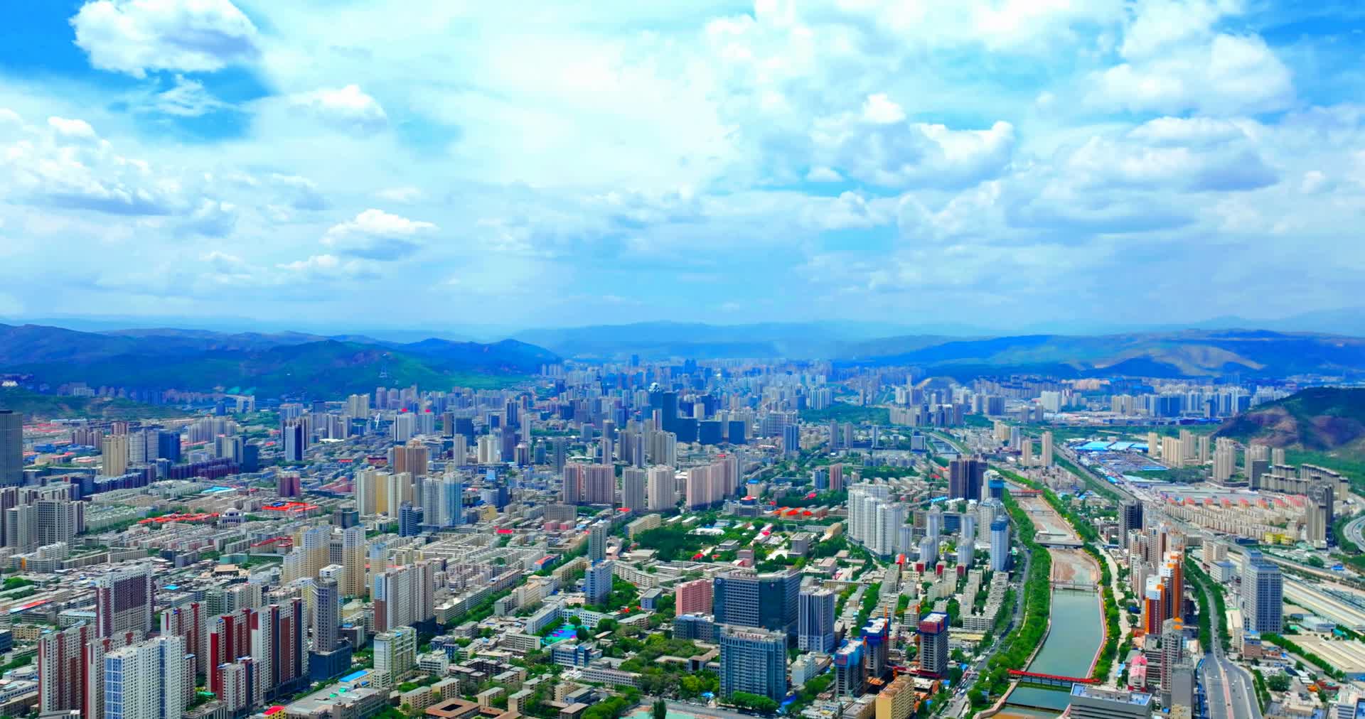航拍西宁城区延时夏季云朵视频的预览图
