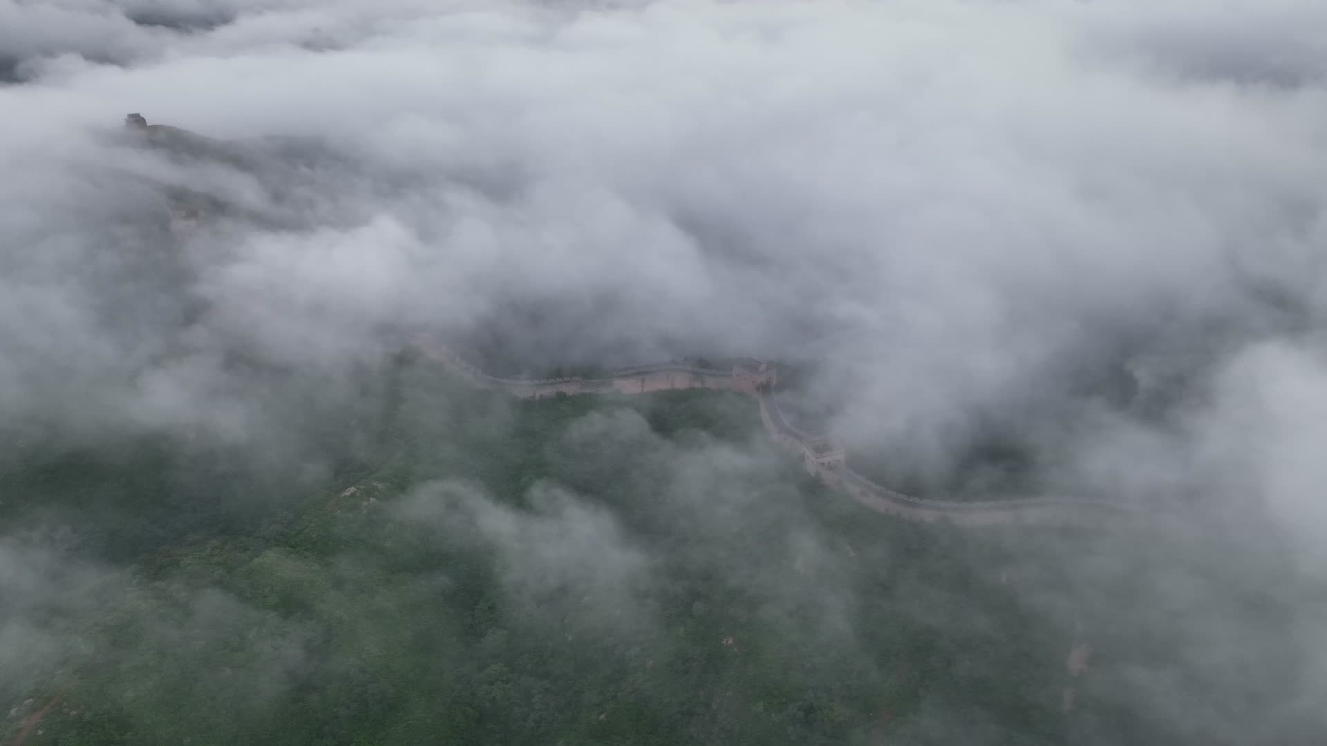 俯拍中国长城云海流动大气长城视频的预览图