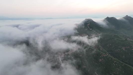 震撼的中国长城云海缭绕的烽火台视频的预览图