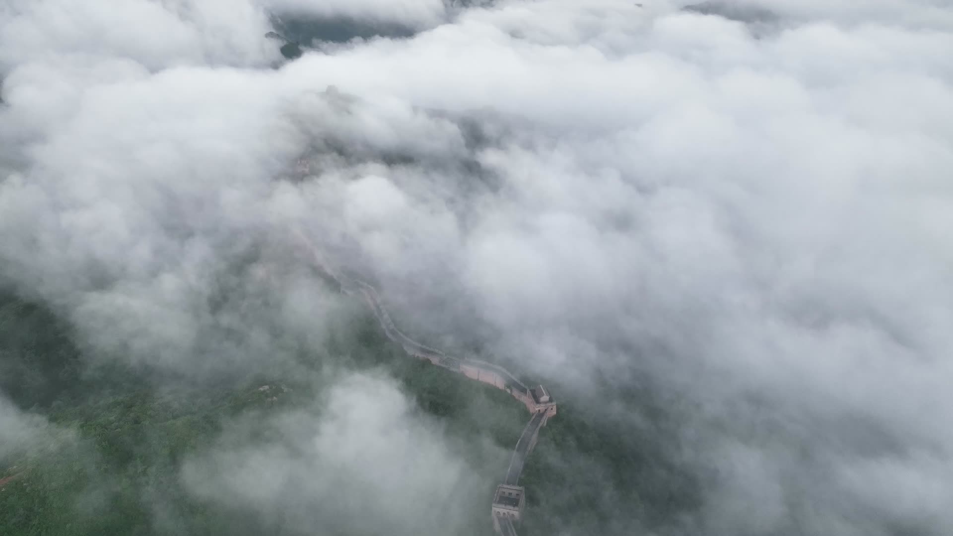 震撼的中国长城云海缭绕的烽火台视频的预览图