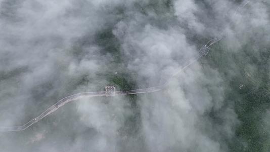 俯拍中国长城云海流动大气长城视频的预览图